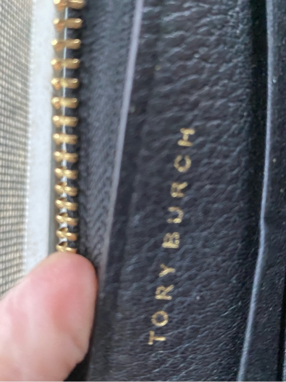 Tory Burch Black Gold Pebbled Leather Zip Wallet - Picture 4 of 6